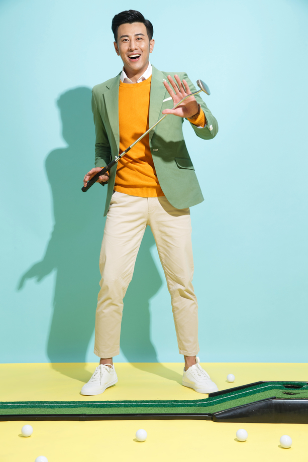 青年男人打高尔夫球图片
