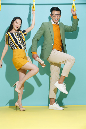 上班路上的青年人图片