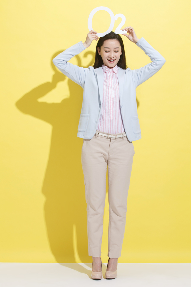 时尚青年女人拿着氧气符号图片 时尚青年女人拿着氧气符号图片