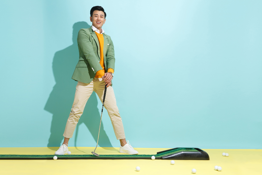 青年男人打高尔夫球 青年男人打高尔夫球