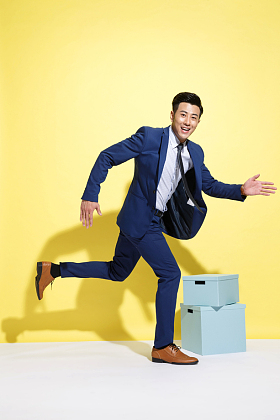 青年商务男士奔跑