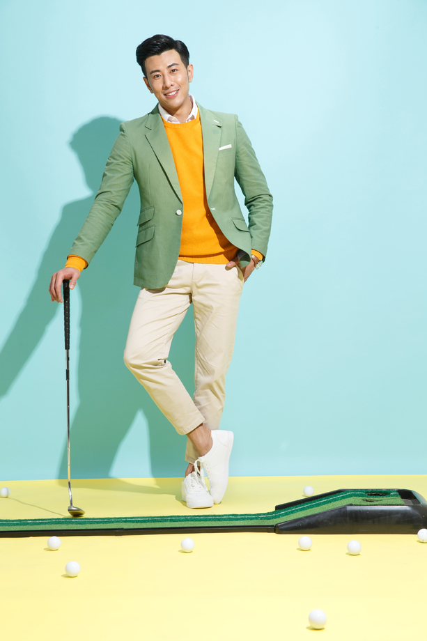 青年男人打高尔夫球照片