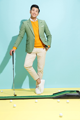 青年男人打高尔夫球图片