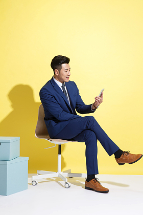 青年商务男士看手机