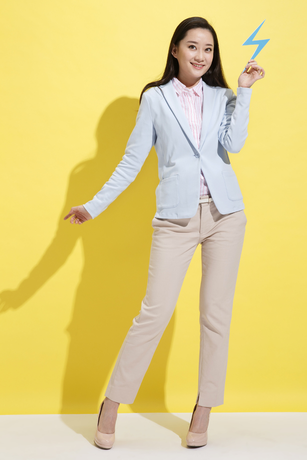 青年商务女士拿着闪电符号 青年商务女士拿着闪电符号