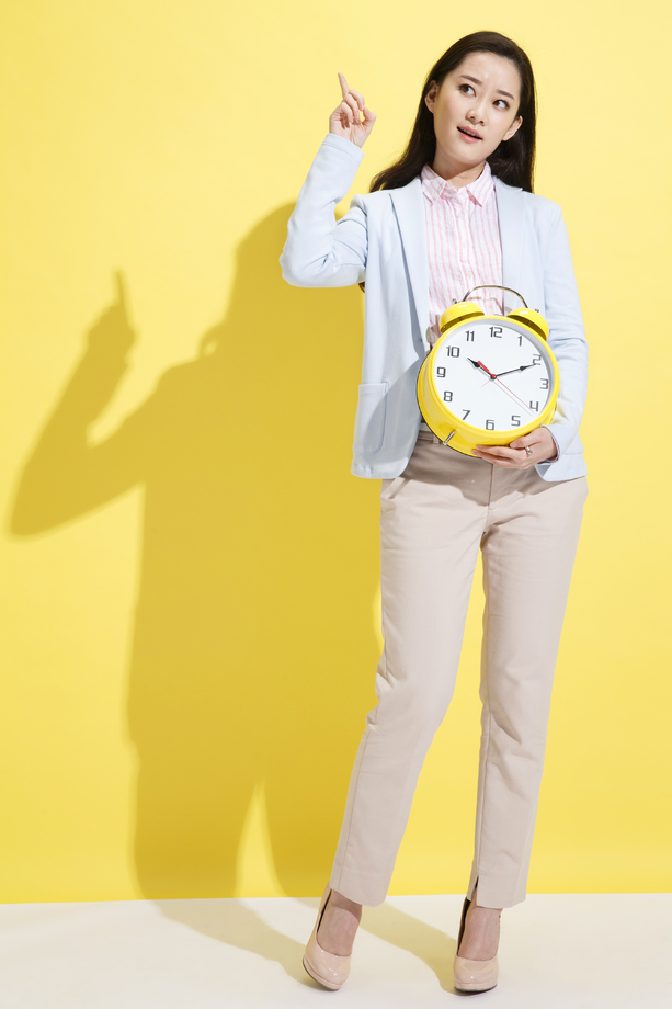 青年商务女士拿着钟表
