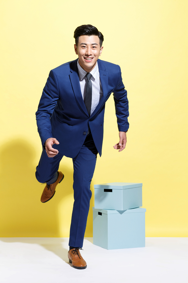 青年商务男士奔跑 青年商务男士奔跑