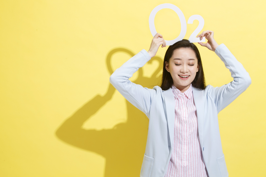 时尚青年女人拿着氧气符号图片 时尚青年女人拿着氧气符号图片