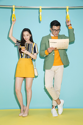 上班路上的青年人图片