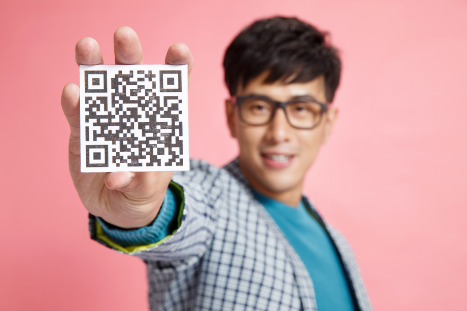 时尚年轻男人拿着二维 时尚年轻男人拿着二维