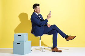 青年商务男士看手机照片