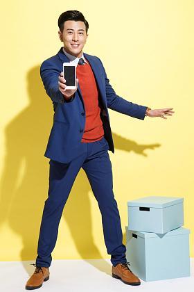 青年商务男士展示手机