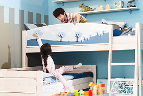 两个孩子在上下铺床上玩耍图片