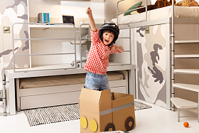 小男孩在卧室玩耍图片