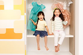 可爱的小女孩坐在衣柜