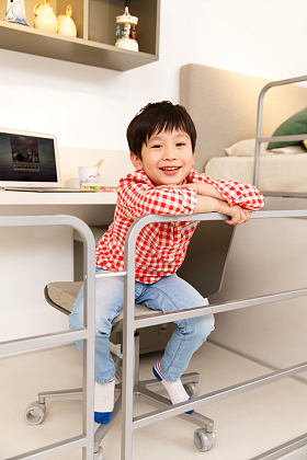 小男孩在卧室图片