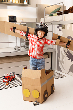 小男孩在卧室玩耍照片