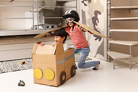 兄弟俩在卧室玩耍照片