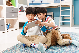 两个男孩在使用平板电脑图片