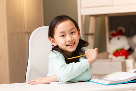 小女孩在学习图片