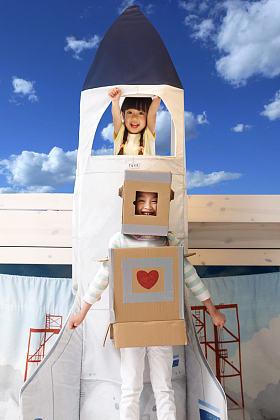 可爱的小女孩在玩太空探索