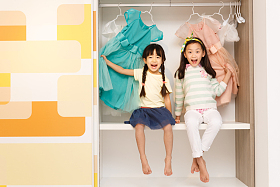 可爱的小女孩坐在衣柜