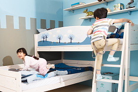 两个孩子在上下铺床上玩耍