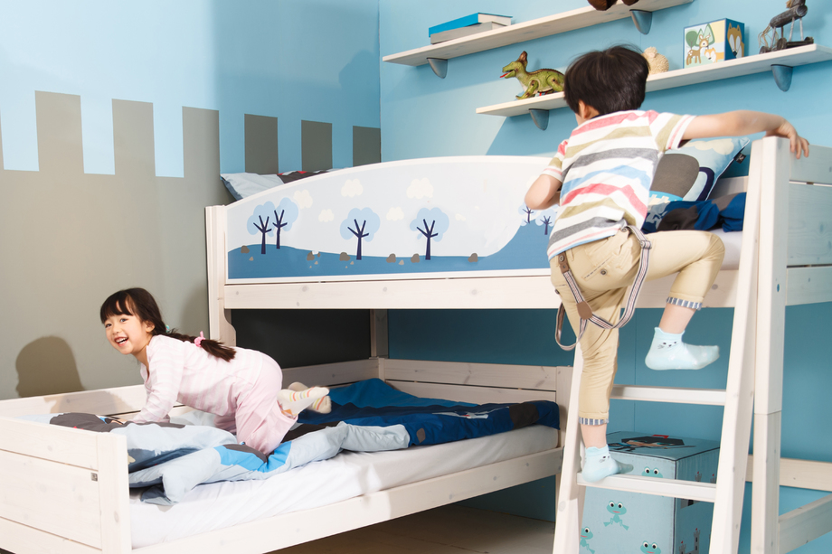 两个孩子在上下铺床上玩耍