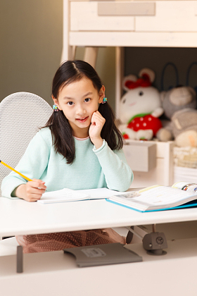 小女孩在学习图片