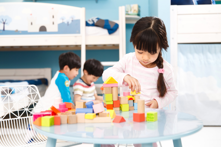 欢乐的儿童在卧室玩耍 欢乐的儿童在卧室玩耍