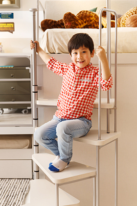 小男孩坐在台阶上玩耍图片