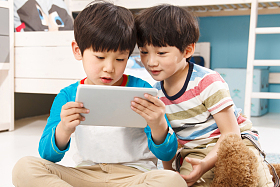 两个男孩在使用平板电脑图片
