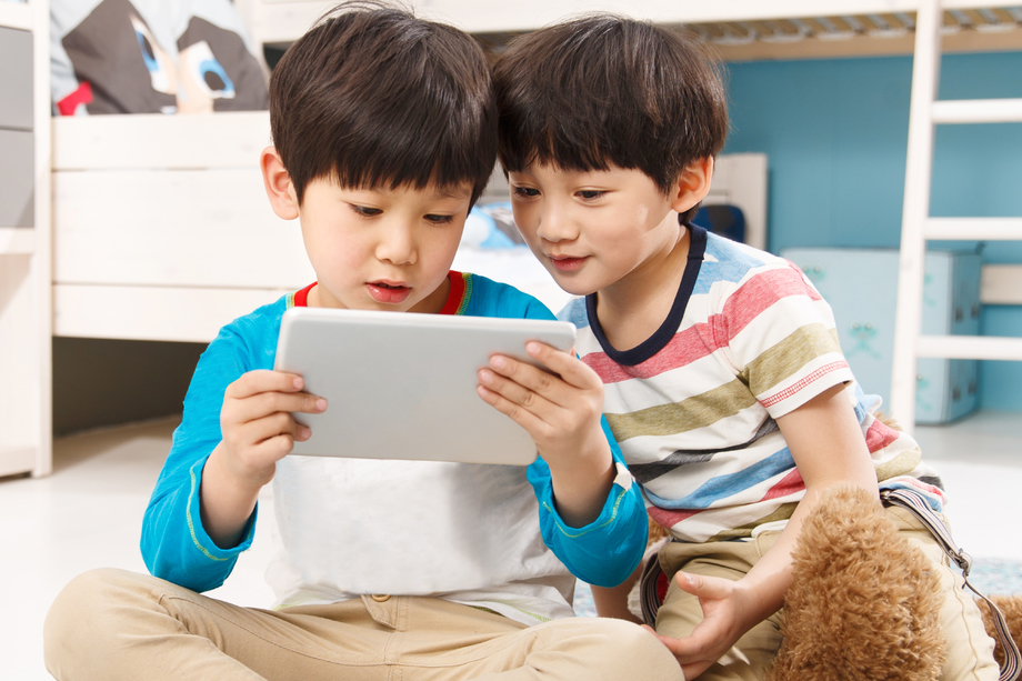 两个男孩在使用平板电脑图片 两个男孩在使用平板电脑图片