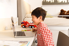 可爱的小男孩使用笔记本电脑