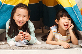 可爱的小女孩在帐篷里玩耍图片