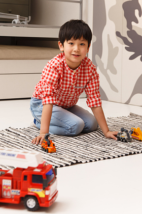 小男孩在地毯上玩耍图片