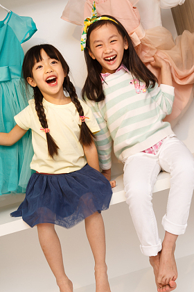 可爱的小女孩坐在衣柜