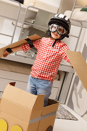 小男孩在卧室玩耍