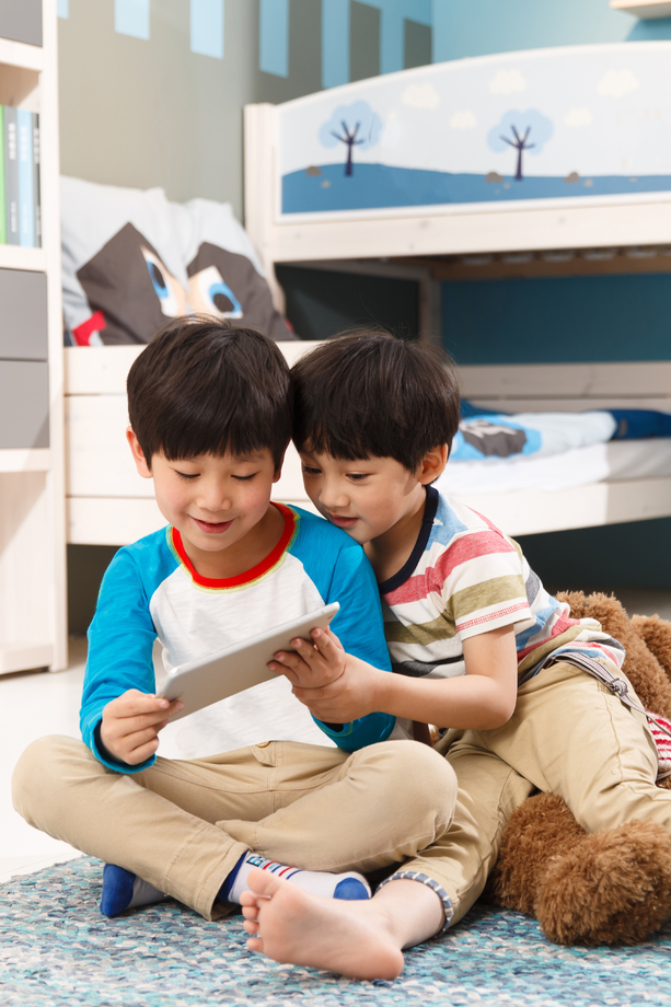 两个男孩在使用平板电脑 两个男孩在使用平板电脑