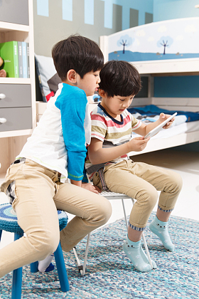 两个男孩在使用平板电脑图片