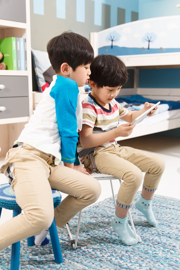 两个男孩在使用平板电脑图片 两个男孩在使用平板电脑图片