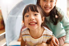 可爱的女孩在床上玩耍