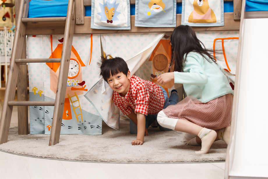 两个儿童在卧室玩耍 两个儿童在卧室玩耍