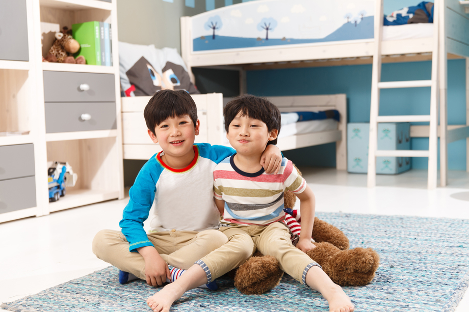 两个男孩坐在卧室的地毯上图片 两个男孩坐在卧室的地毯上图片