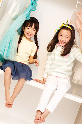 可爱的小女孩坐在衣柜里图片