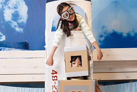 可爱的小女孩在玩太空探索