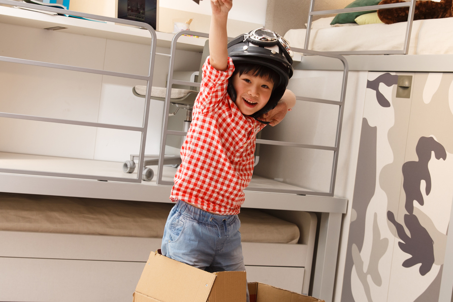 小男孩在卧室玩耍 小男孩在卧室玩耍