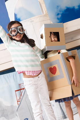 可爱的小女孩在玩太空探索图片