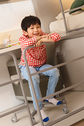 小男孩在卧室图片