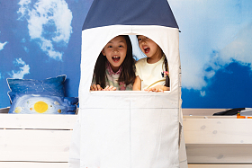 可爱的小女孩在玩太空探索